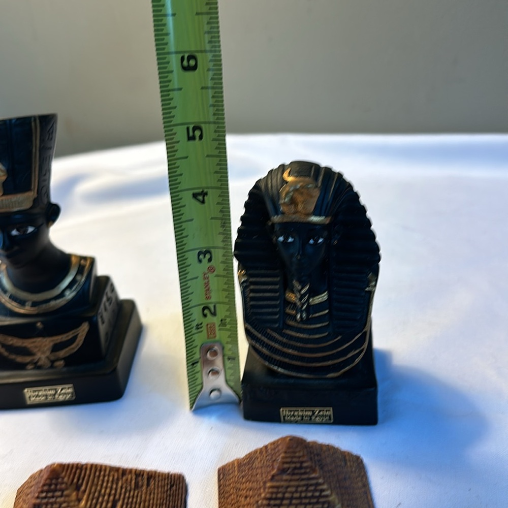 Egyptian Pharaoh Mummy and pyramids - Picture 7 of 16